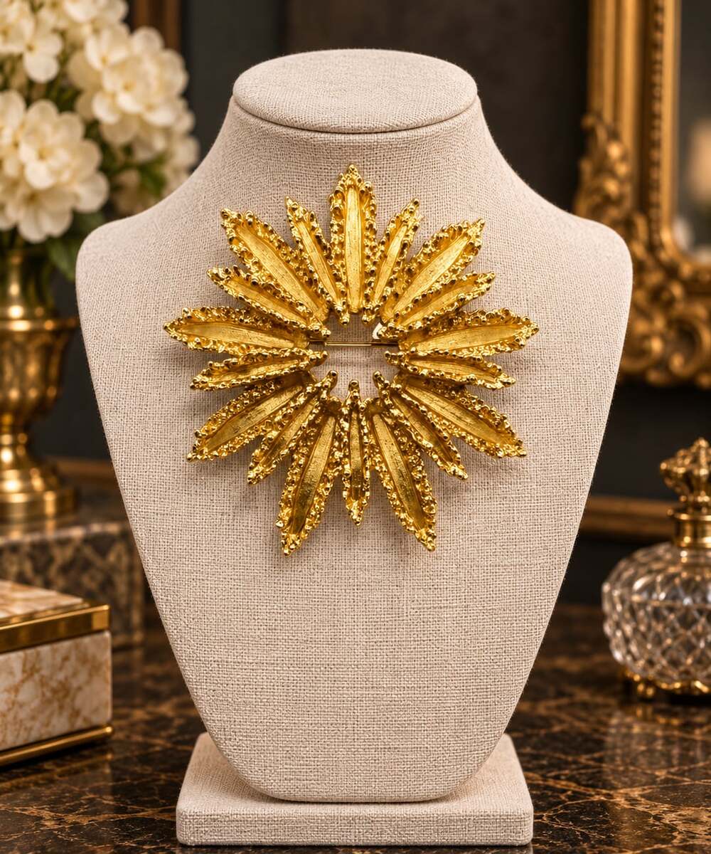 Vtg 70’s Avon Gold Tone Starburst Flower Brooch Pin Textured Petals Retro Signed